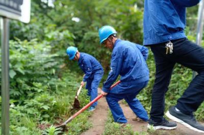 南充供電公司開(kāi)展線路清障及安全警示牌安裝工作
