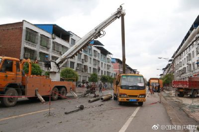 4月9日萬州供電公司全力搶修風災受損線路