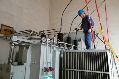 35千伏童裝城變電站開展凌點作業(yè)消除主變缺陷