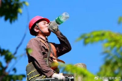 壽縣供電公司頂著38度高溫桿上作業(yè)，改造低壓線路