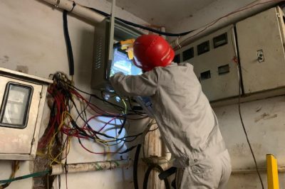衡東縣供電公司更換故障燒壞表計(jì)兩塊，確保計(jì)量抄表準(zhǔn)確無(wú)誤