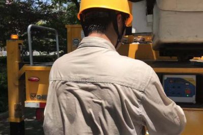 婁底供電公司對(duì)城北I線23號(hào)桿進(jìn)行帶電更換隔離開(kāi)關(guān)
