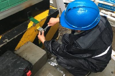 制作箱變接地線，保障設備增容及時送電