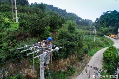架設(shè)0.4kV低壓線路，改造老舊變壓器和線路
