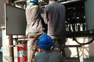 竹山縣供電公司對低壓配電柜、開關(guān)、漏電保護器和客戶側(cè)用電設(shè)備消除缺陷