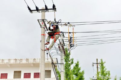 在烈日下登桿作業(yè)，更換10千伏線路懸式絕緣子