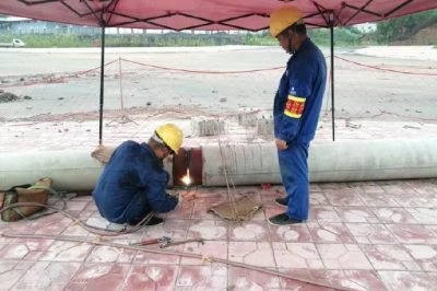資陽(yáng)供電公司奔忙在各個(gè)工程施工現(xiàn)場(chǎng)，上可以電桿架線(xiàn)，下可以做拉線(xiàn)