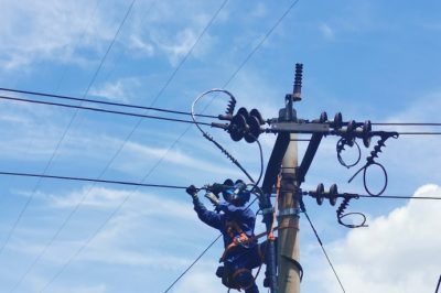 供電公司鹽邊公司開(kāi)展新建線路鐵塔組立、架空線路改接電纜等工作