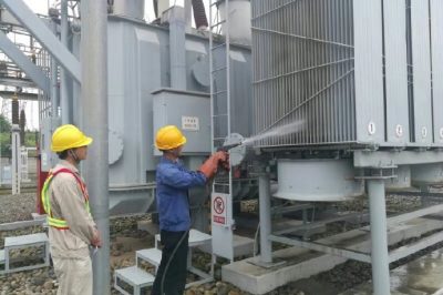 國網(wǎng)天府新區(qū)供電公司：220kV長順變電站1號主變強(qiáng)油循環(huán)散熱器進(jìn)行帶電水沖洗