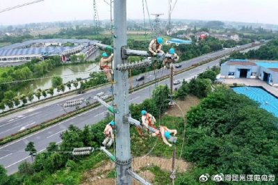 揚州供電對110千伏套雙線50號鋼管塔進(jìn)行遷移