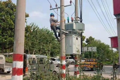 淮安淮陰營北供電所組織人員進行變壓器調(diào)檔工作，確保用戶在炎炎夏日當(dāng)中用上放心電、舒心電