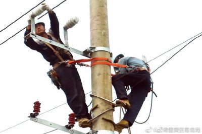 盱眙縣供電公司架設(shè)排澇站配電臺架、安裝配電變壓器