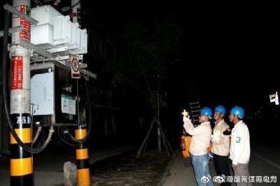 供電所值班員用紅外線測(cè)溫儀測(cè)量八義集鎮(zhèn)街道8#變壓器器身、電纜接頭等處溫度