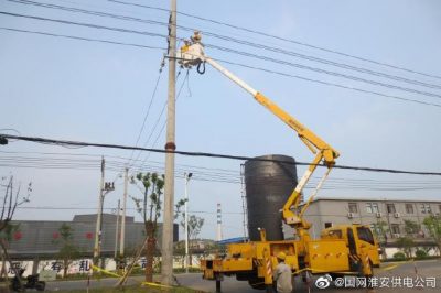 10千伏線路帶電作業(yè)，保障太平紙業(yè)公司夏季可靠供電