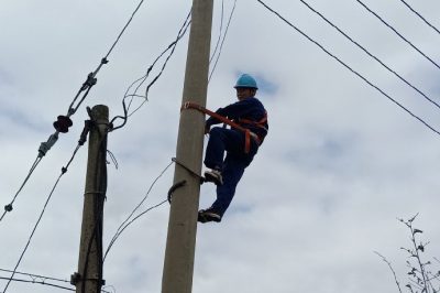 溧水區(qū)供電公司東屏供電所增加搶修人員，確保用戶清涼度夏