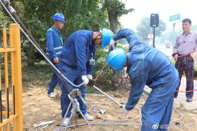 國網(wǎng)臨沂供電公司立桿架線改接負荷不懼高溫保障供電
