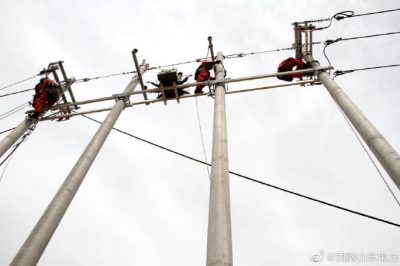 10千伏創(chuàng)業(yè)園國網(wǎng)利津縣供電公司工作人員登桿升級線路，供電安全穩(wěn)定