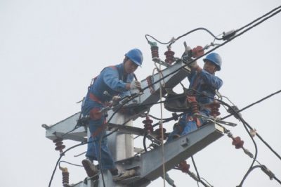 10千伏線路遷改，新立鋼管塔2基，架設(shè)絕緣導(dǎo)線300米，敷設(shè)過路高壓電纜160米