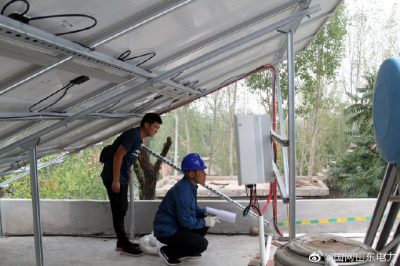 電力小哥們定期對(duì)光伏用戶上門走訪，保障光伏發(fā)電設(shè)備使用安全