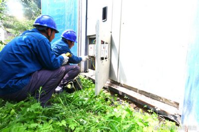 對(duì)韓家洼村的箱變、配電箱、下戶線及家庭用電開展檢查診治