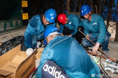 10千伏長園1線開展電纜敷設(shè)作業(yè)，制作電纜中間頭