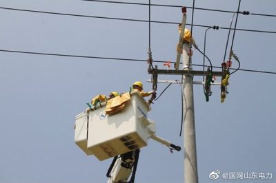 10千伏餐具線78號(hào)和79號(hào)桿之間新立15米線桿1基，并進(jìn)行帶電接火作業(yè)