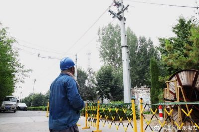 桓臺(tái)縣供電公司新立電桿27基、架設(shè)線路1.3公里、敷設(shè)電纜200余米