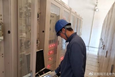持續(xù)高溫雷雨天，傾盆暴雨嘩嘩下，供電職工檢修忙