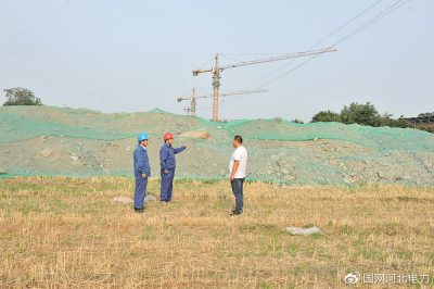 高壓線下堆土，危險(xiǎn)！河北沙河市供電公司工作人員迅速監(jiān)督項(xiàng)目經(jīng)理安排人員清理