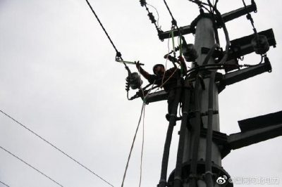 高溫下架設(shè)線路，確?？蛻?hù)及時(shí)用電