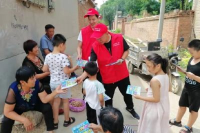 深入轄區(qū)村莊，向留守老人、兒童講解暑期安全用電常識，增強他們的安全用電意識