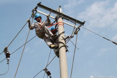 頭頂炎炎烈日對10千伏線路進(jìn)行改造，保障客戶用電