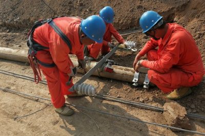 10千伏線路進(jìn)行更換電桿，強(qiáng)化電網(wǎng)承載能力