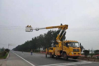 織帶電安裝10千伏線路跨路限高指示燈，預(yù)防外力破壞事故