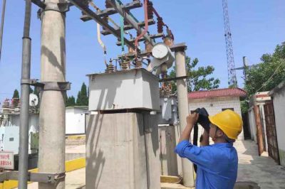 贊皇縣供電公司對35千伏許亭變電站檢查開關(guān)柜、實施紅外測溫