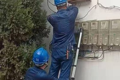 漳縣供電公司在北孔村整理村內(nèi)線路，使村民用上安全電