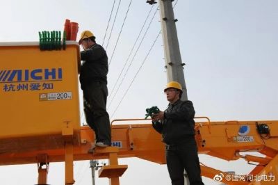 國網(wǎng)衡水市桃城區(qū)供電公司采用帶電作業(yè)方式減少停電次數(shù)和時(shí)間