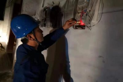 衡水市桃城區(qū)供電公司分組逐段線路、逐個(gè)電纜分接箱查找故障點(diǎn)