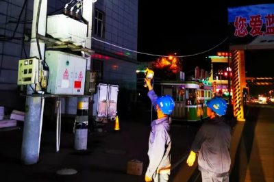 內(nèi)丘縣供電公司對轄區(qū)內(nèi)配電變壓器、高低壓線路進(jìn)行紅外測溫