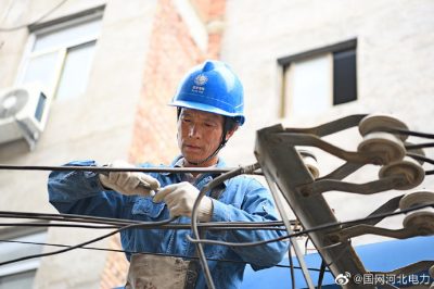 定州市供電公司為用戶更換低壓接戶線，確保電力可靠到戶