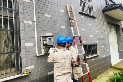尚湖供電所對(duì)冶塘和平18號(hào)、華都2號(hào)配變等臺(tái)區(qū)開關(guān)箱、接戶線、用戶表箱進(jìn)行巡檢