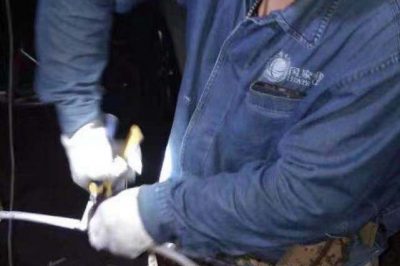 西安供電公司增援搶修因過負荷桿上出線燒斷，及時恢復供電