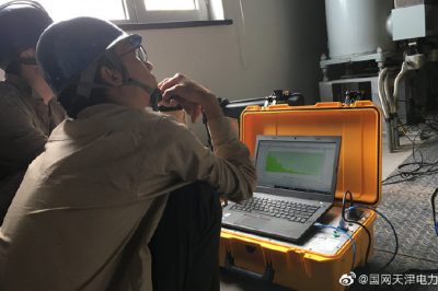 天津電科院?jiǎn)T工在220千伏神舟站開展組合電器局放定位工作