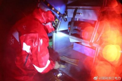 國網泰順縣供電公司冒著大雨進行故障處理