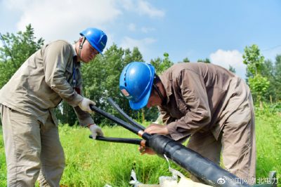 老河口市供電公司在老河口市孟樓鎮(zhèn)楊崗村2組電力線(xiàn)路進(jìn)行升級(jí)改造