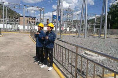 延安供電公司在110千伏安塞變、吳起變開展利用無人機排查線夾隱患