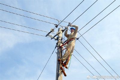 珠江供電所安裝配電柜、施放8米長電纜