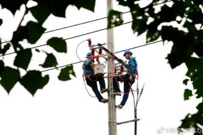 白塔鎮(zhèn)大莊線37+1號桿組裝橫擔、刀閘、令克等設備