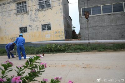 梁山縣供電公司新立電桿6基、新建低壓架空絕緣線(xiàn)0.31千米、新增一臺(tái)400千伏安變壓器