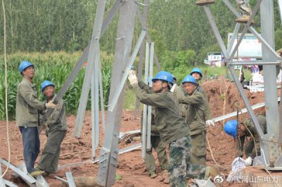 克服酷暑堅(jiān)持在高空中完成組裝35千伏招賢至安莊輸電線路鐵塔